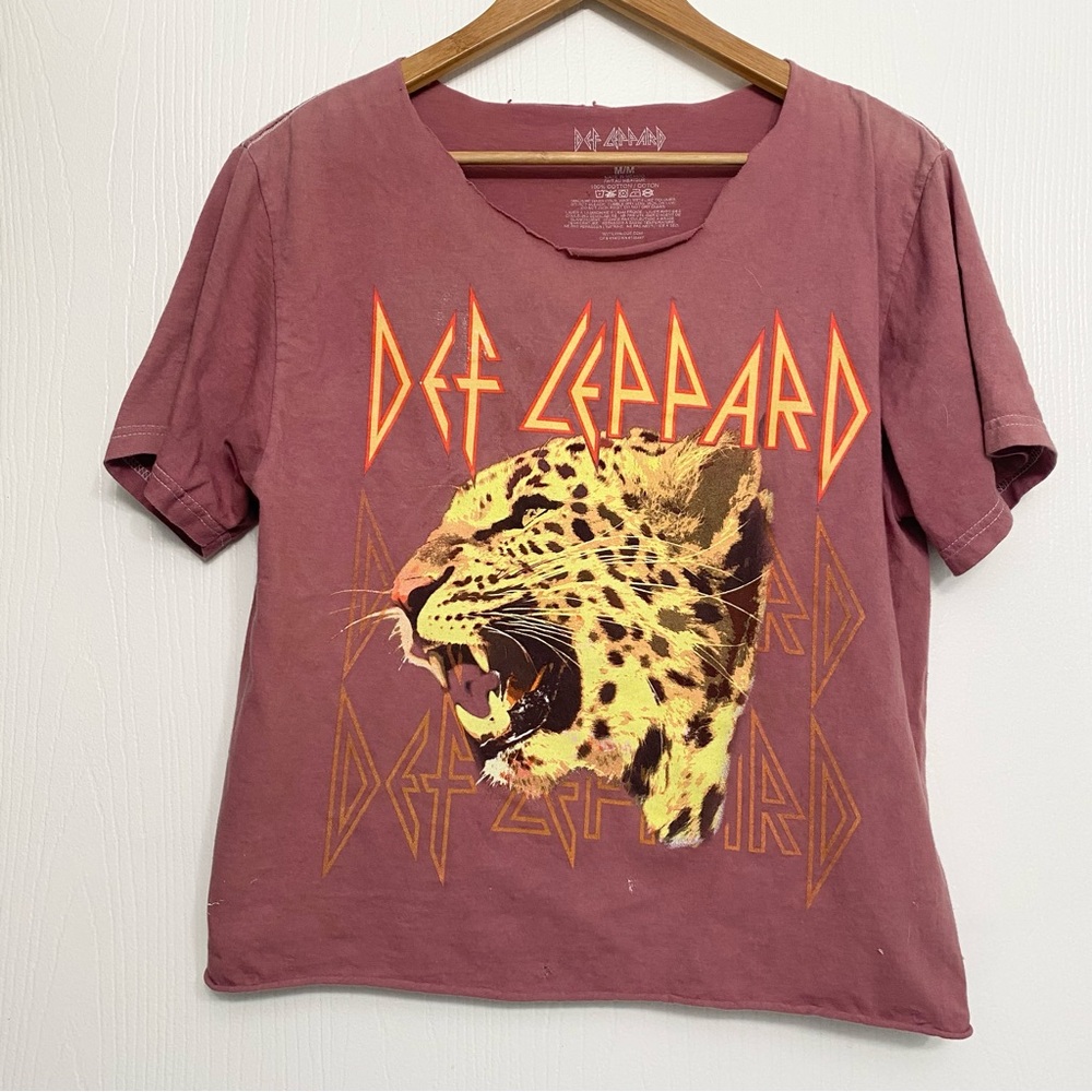 Def Leppard Cropped Dusty Rose Fan T-Shirt Women’s Medium